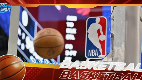 “欢乐瞬间：久违相聚的毛抬厂集体翻车，二哥曼联表现最抢眼！”